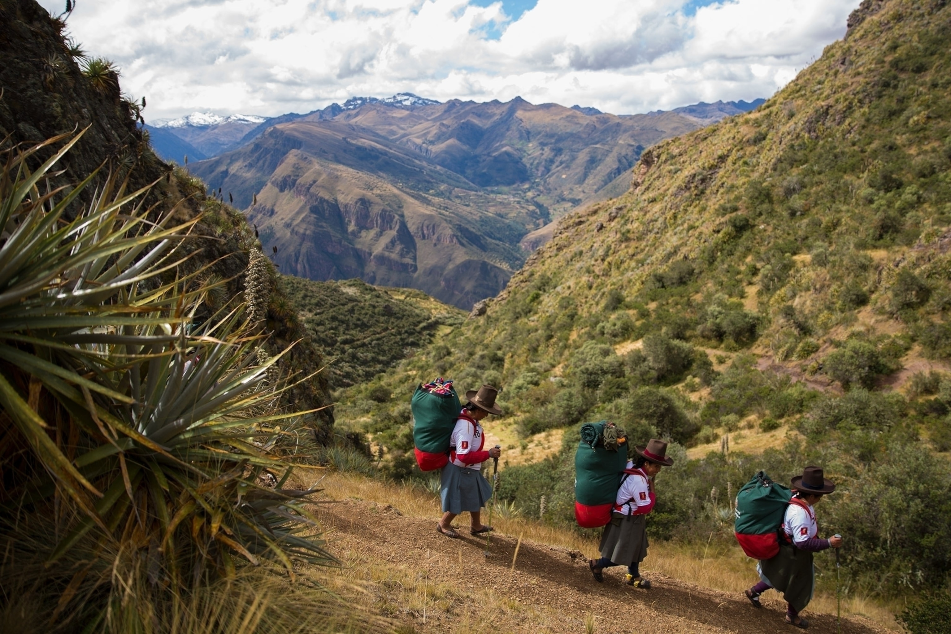 female porters in Peru