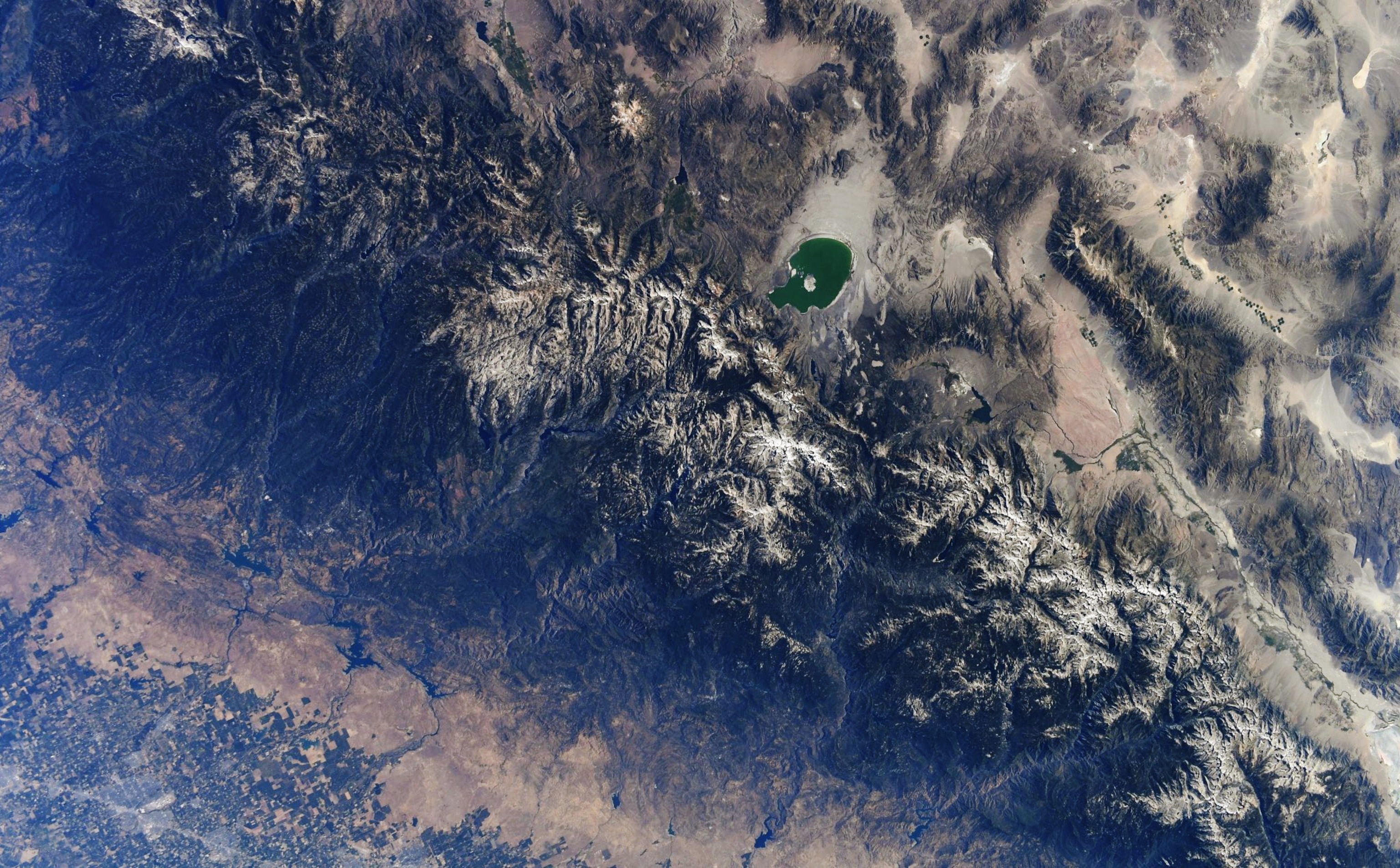 green lake in the mountains.