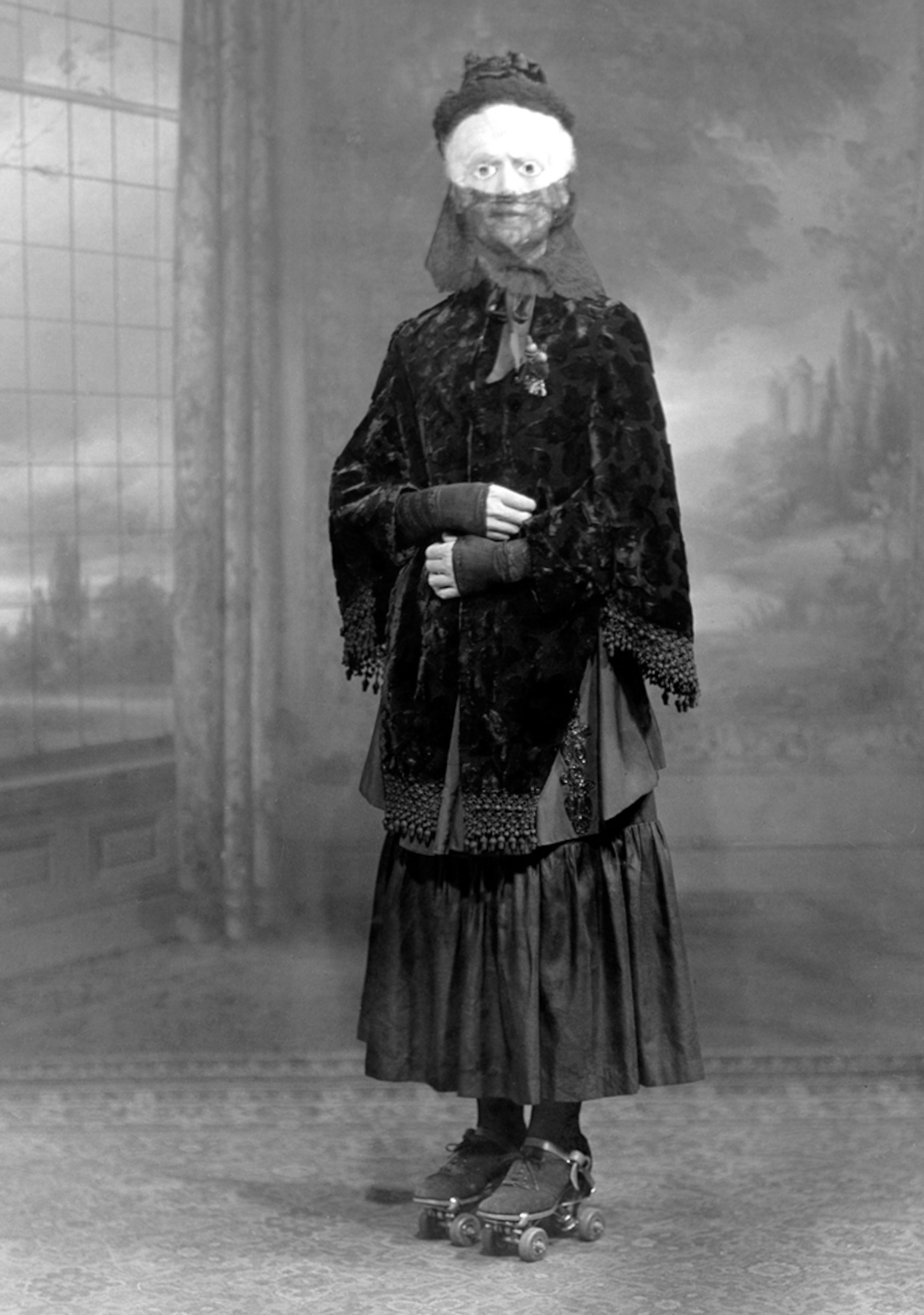 a woman in a 1910 Halloween costume.