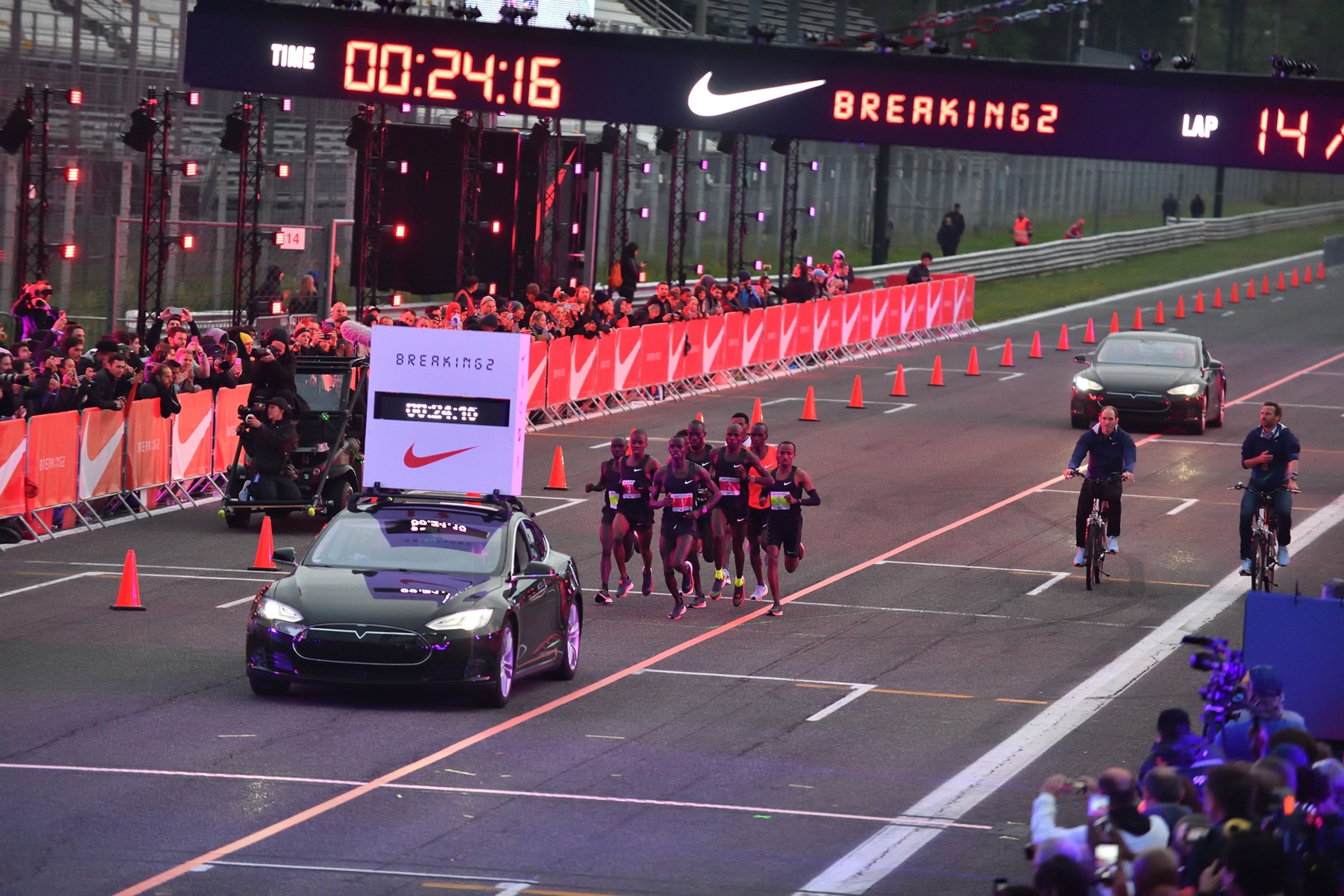 Eliud Kipchoge and team running as a pack