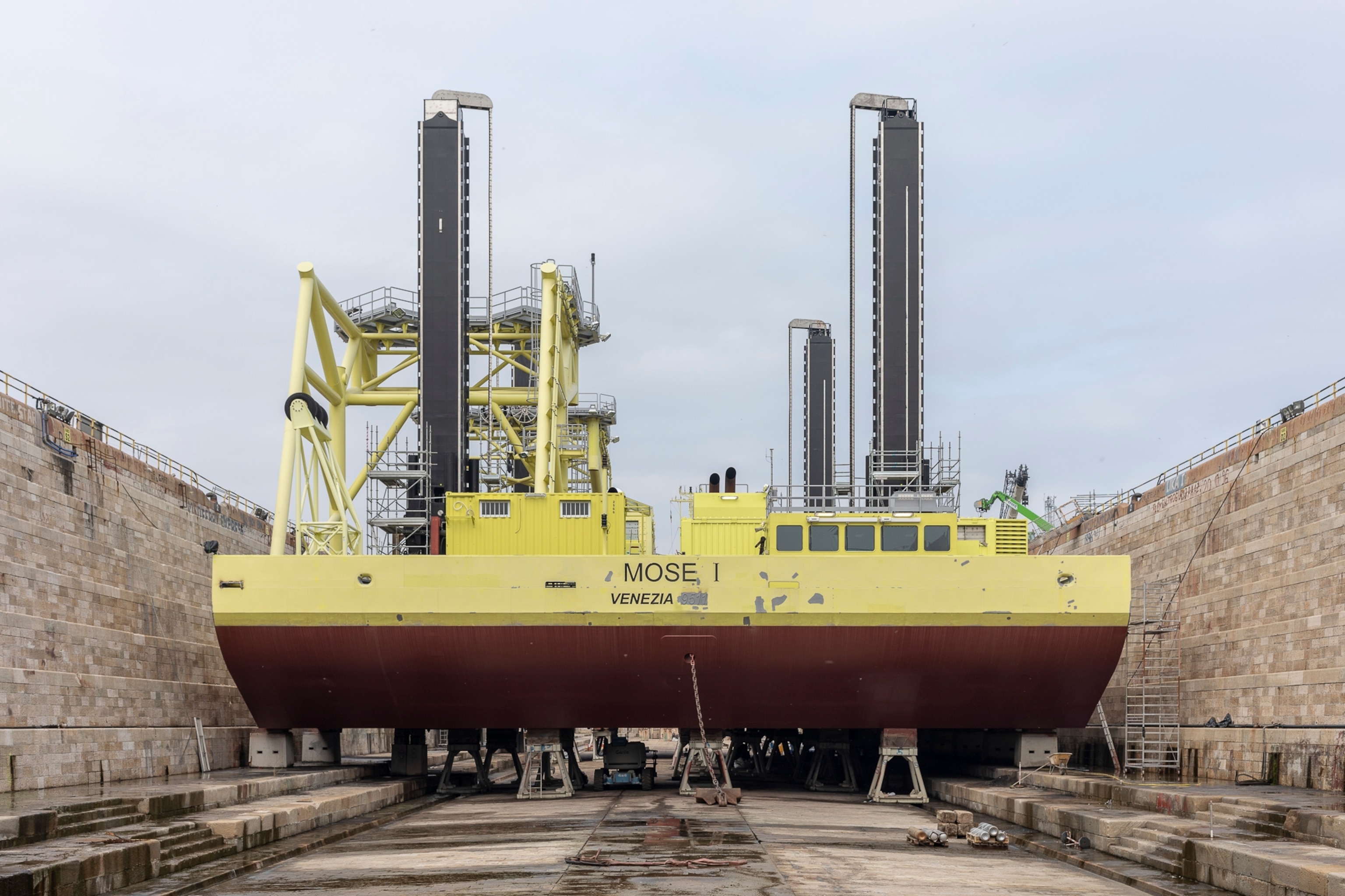 The maintenance activity during the operation of the barrier provides for the periodic replacement of all the gates.