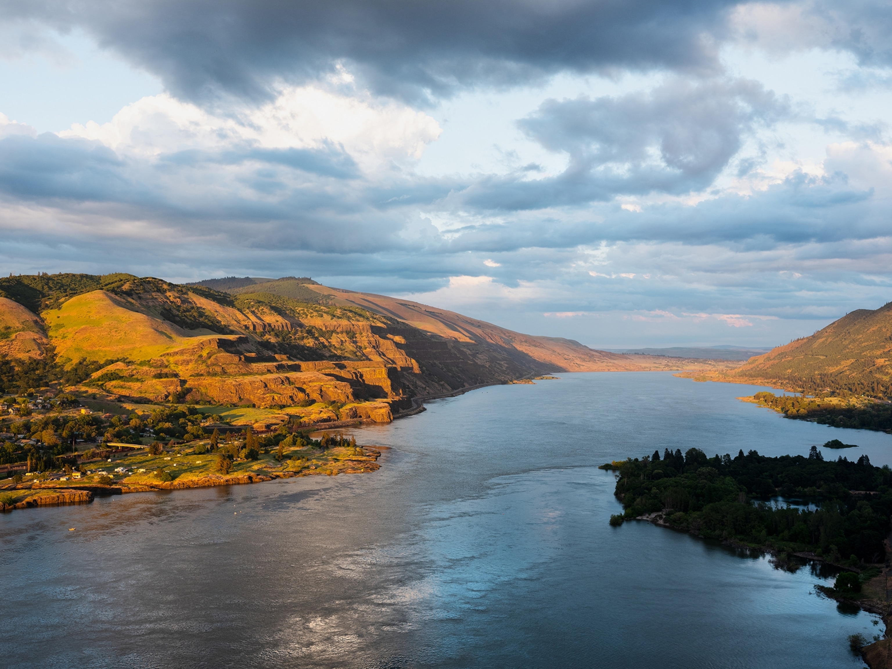 the Columbia River East of Hood River from the Oregon side