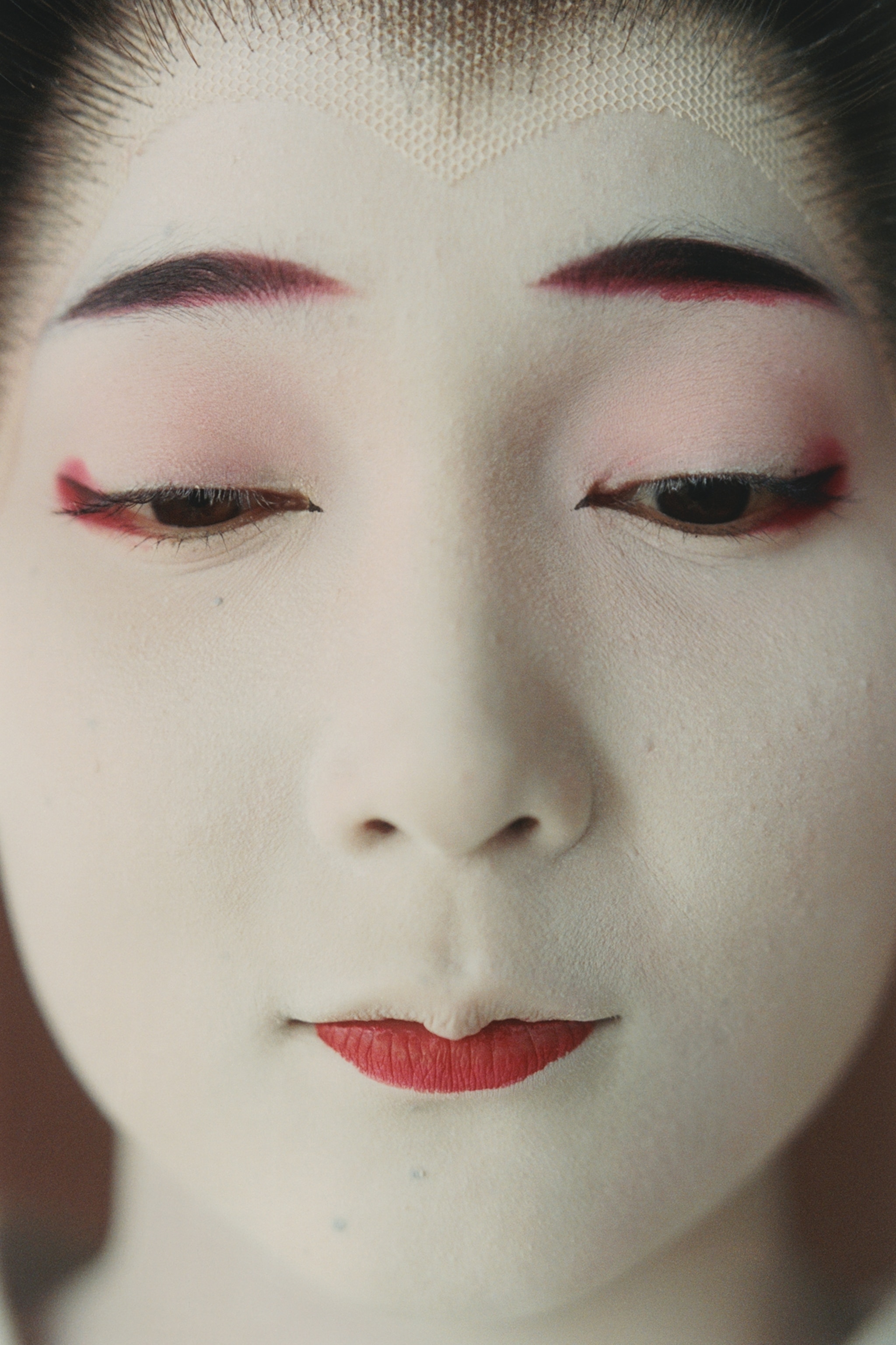 Shichiha photographed while finishing her lip makeup.
