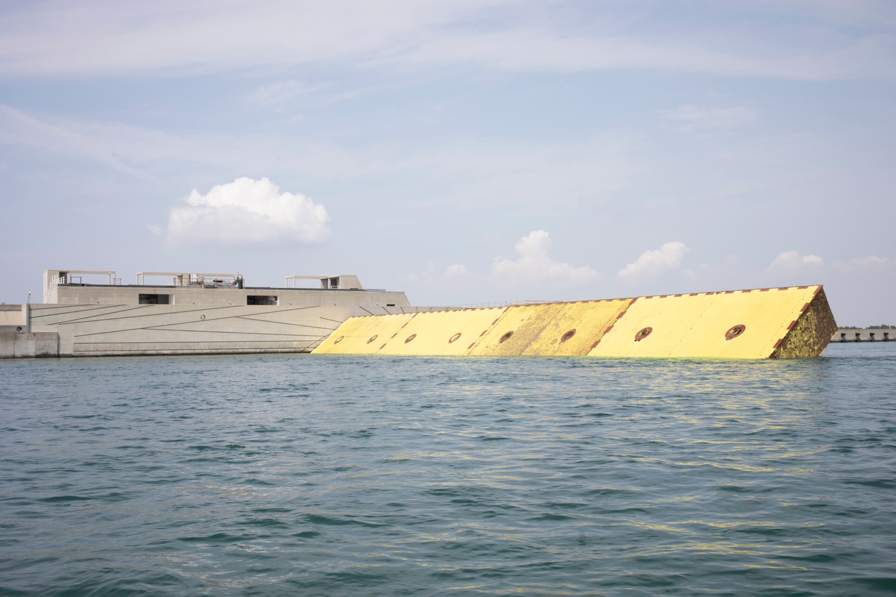 The MO.S.E. barriers tested on the Lido’s gate