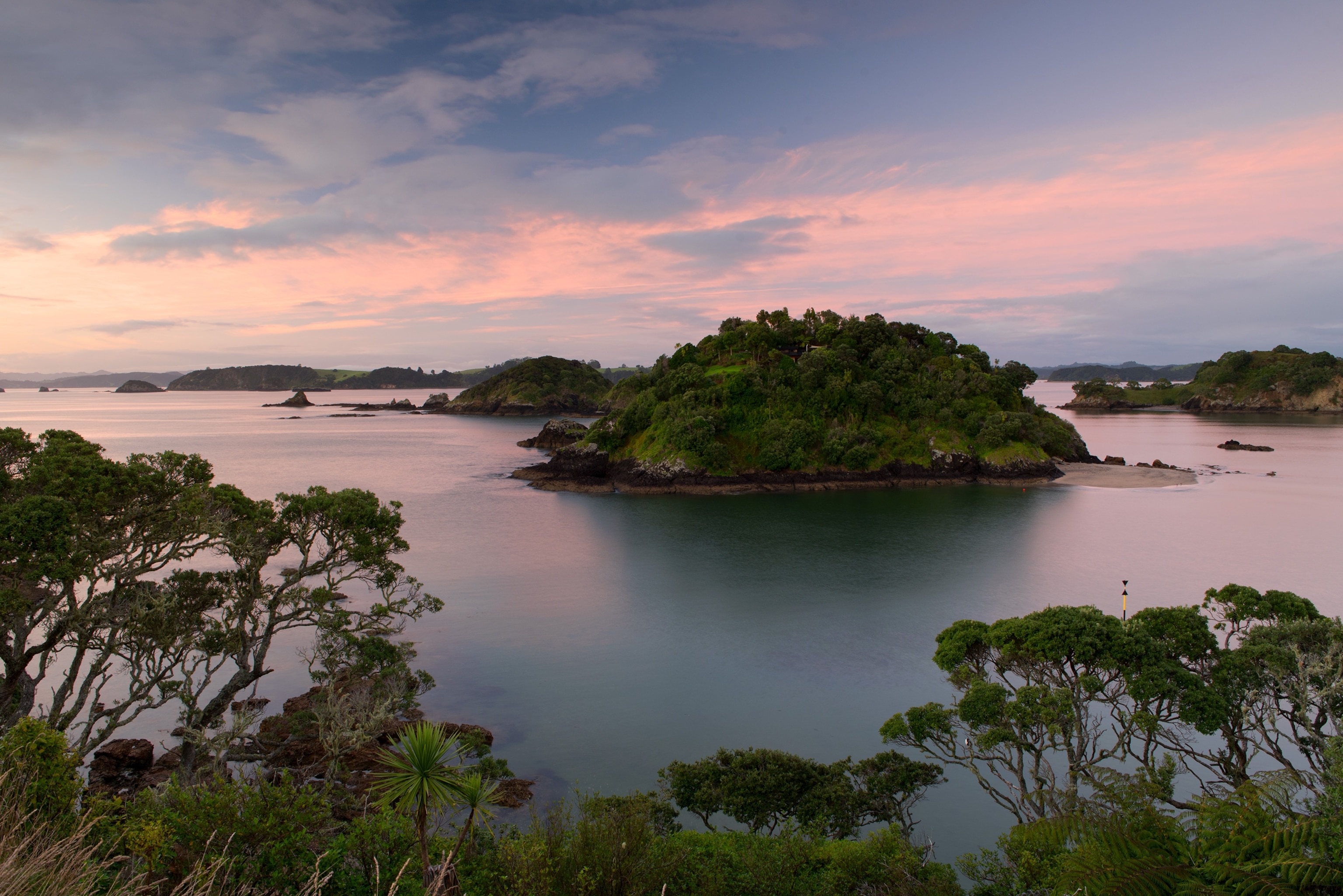 Picture o the sunrise in the Bay of Islands in New Zealand
