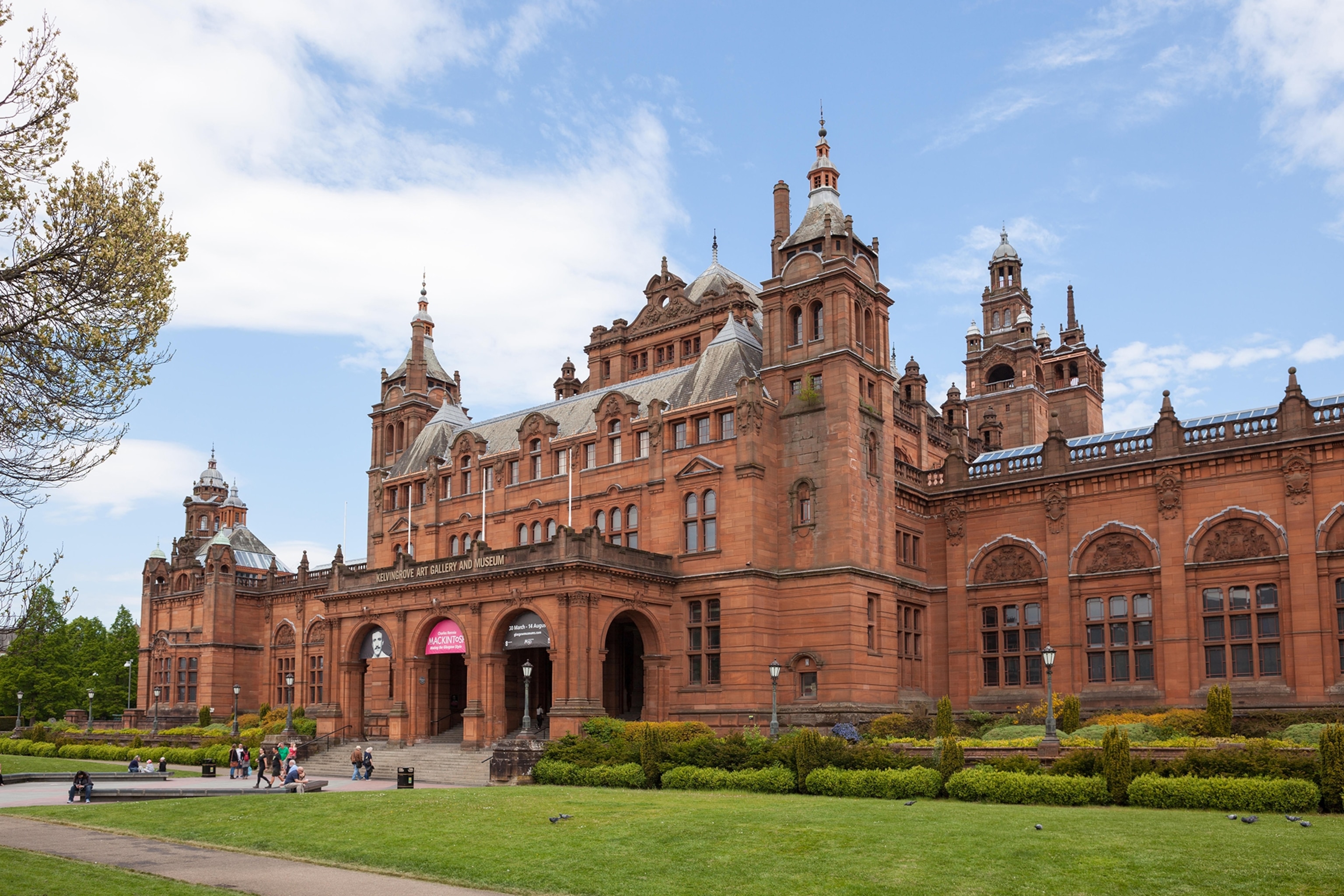 The front and grounds of Kelvingrove Art Gallery.