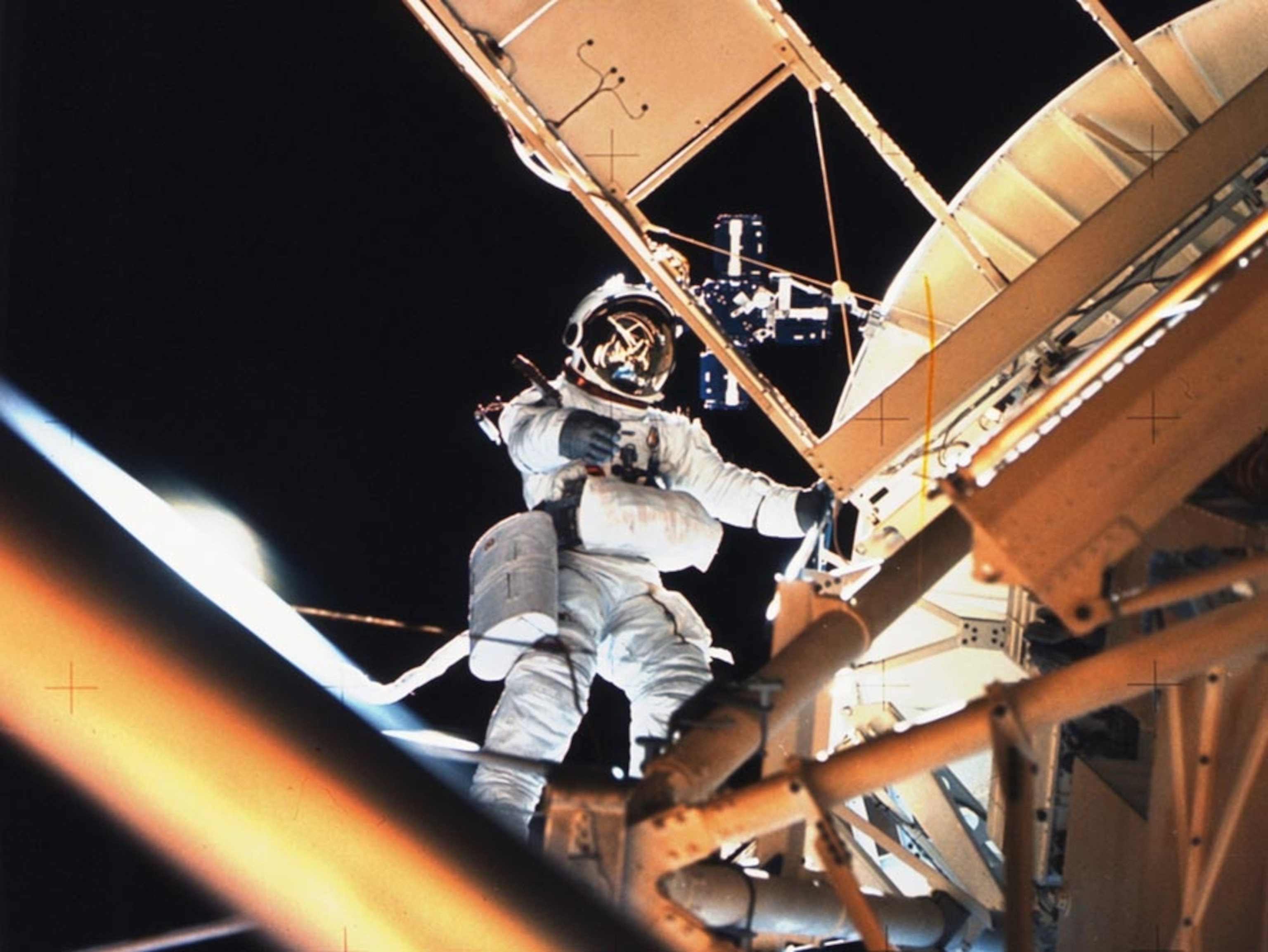 an astronaut outside the Skylab 3 space station