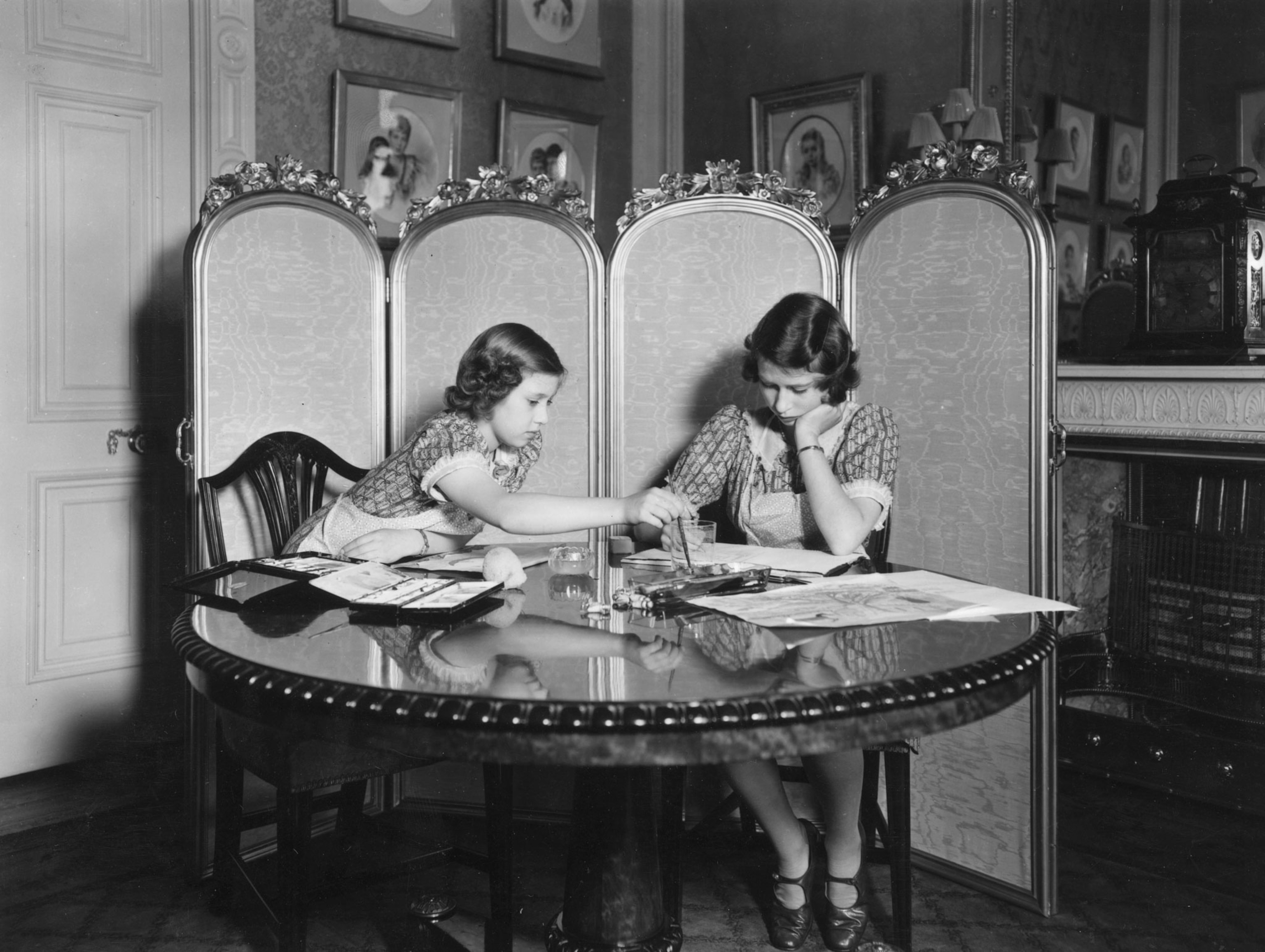 Princess Margaret and Princess Elizabeth do homework in Buckingham Palace in 1940
