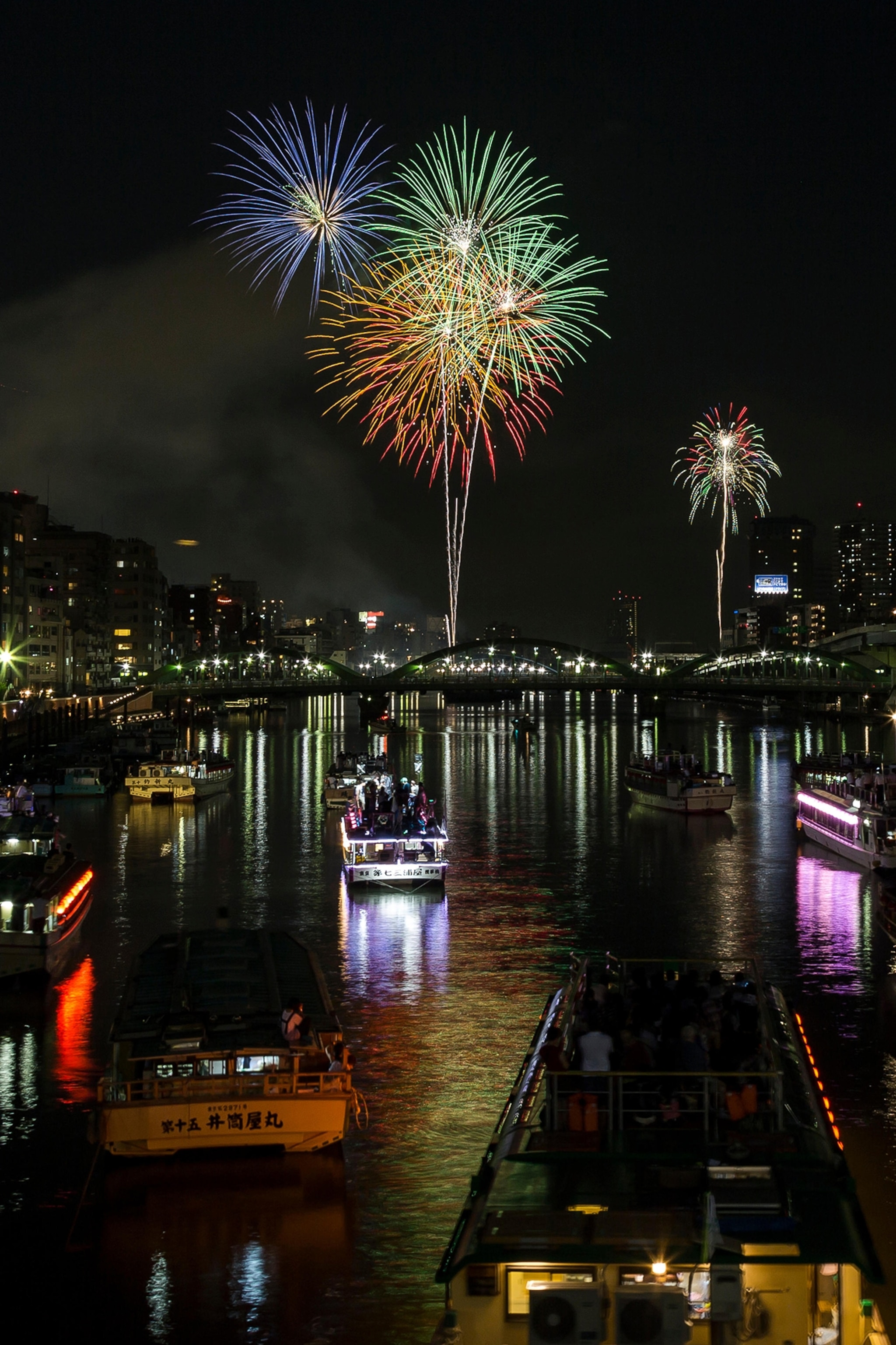 Tokyo, Japan. 25th July, 2015. Fireworks light up the sky over Sumida River in Tokyo during The 38th Sumida River Fireworks Festival on July 25, 2015, Tokyo, Japan. Some 20 thousand fireworks were released along the Sumida River. The organizers and police estimated that about 960 thousand people visited the event.