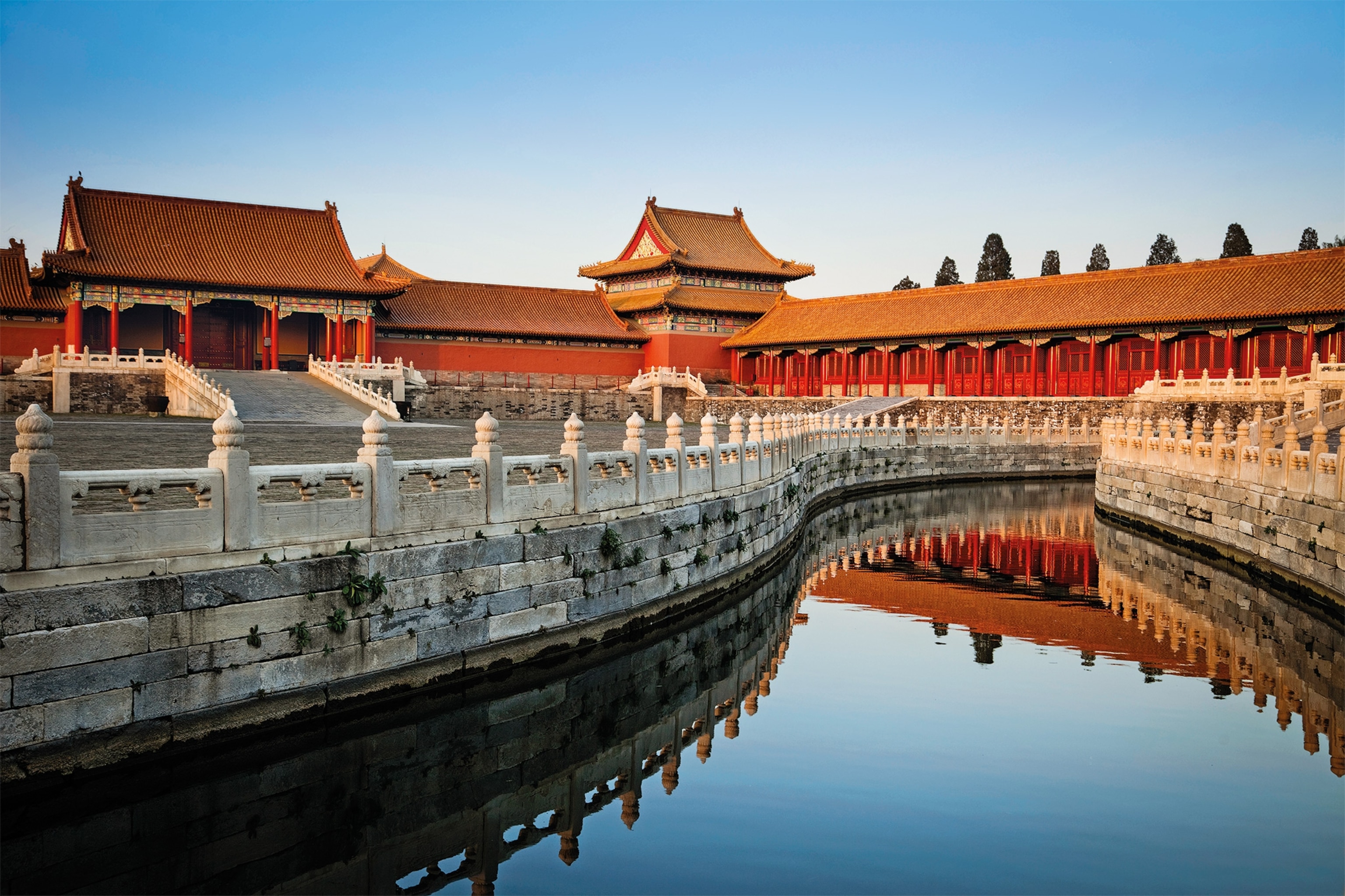 The path of the Jinshui He (Golden River) snakes around the complex’s western and southern sides.
