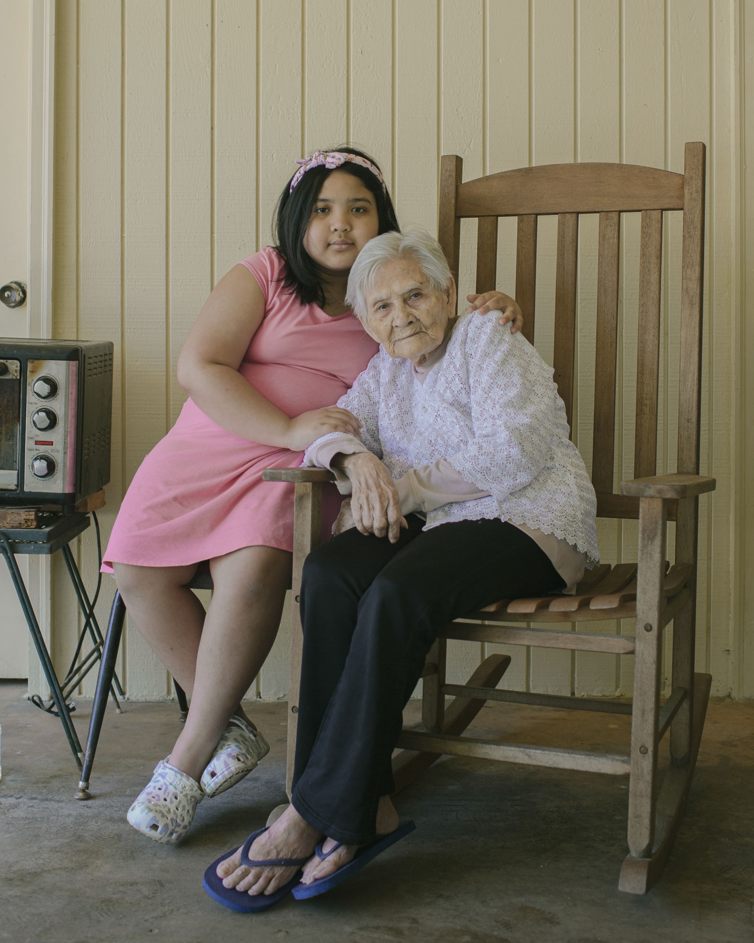 a girl and her great grandmother pose for a portrait in Georgia