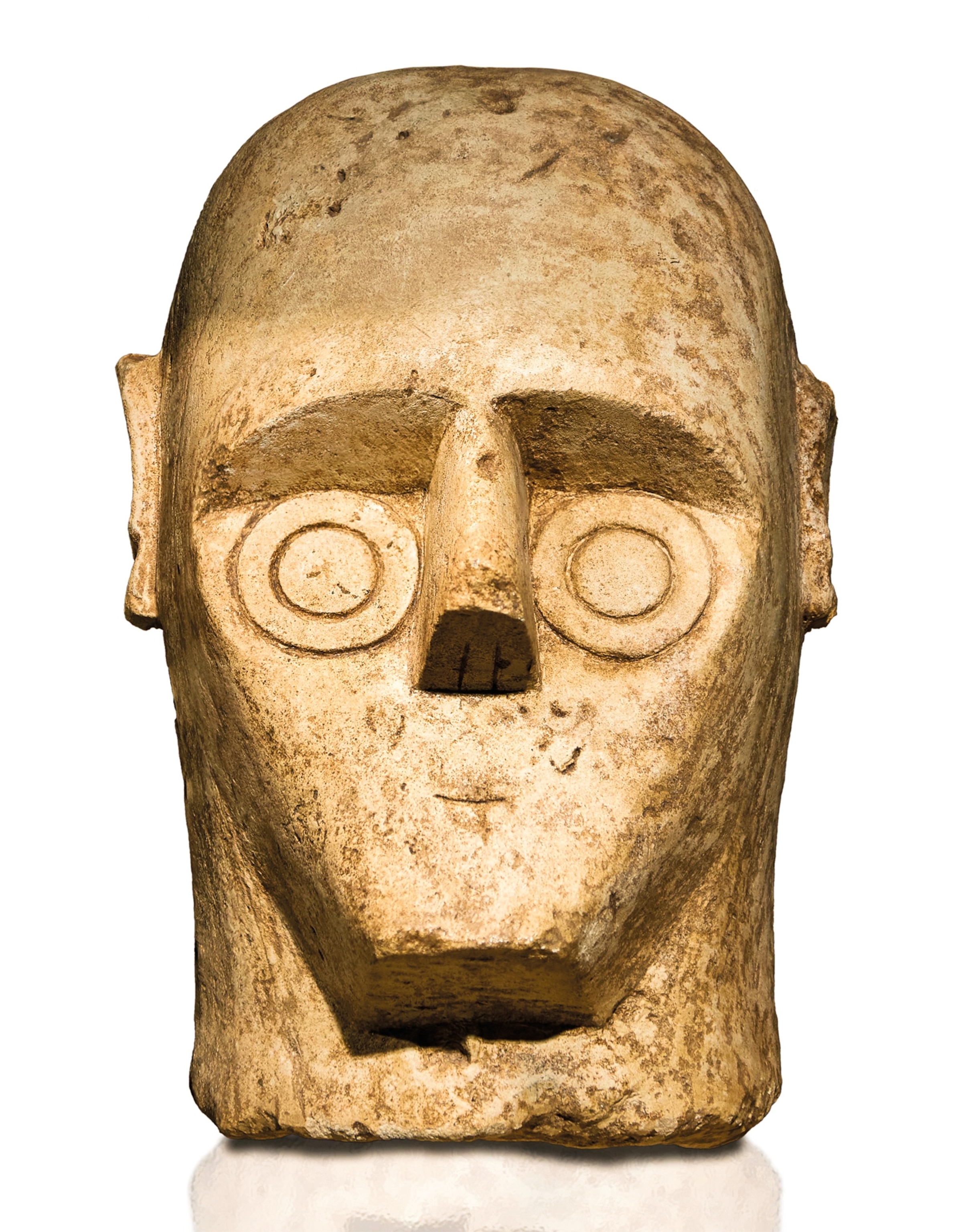 Perfectly concentric circles and a T-shaped brow and nose form a boxer’s distinctive face.
