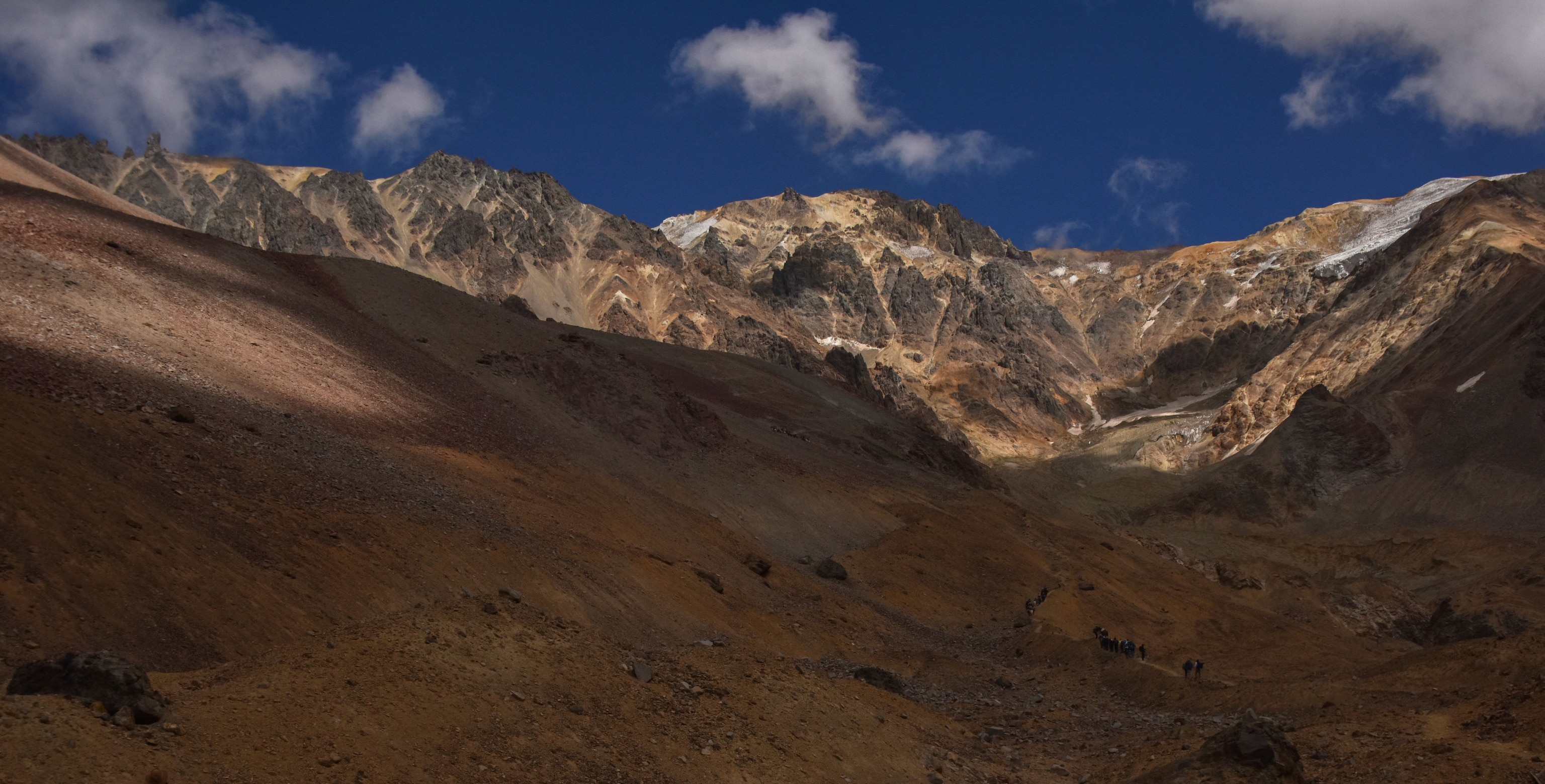 a brown dusty mountain range devoid of snow